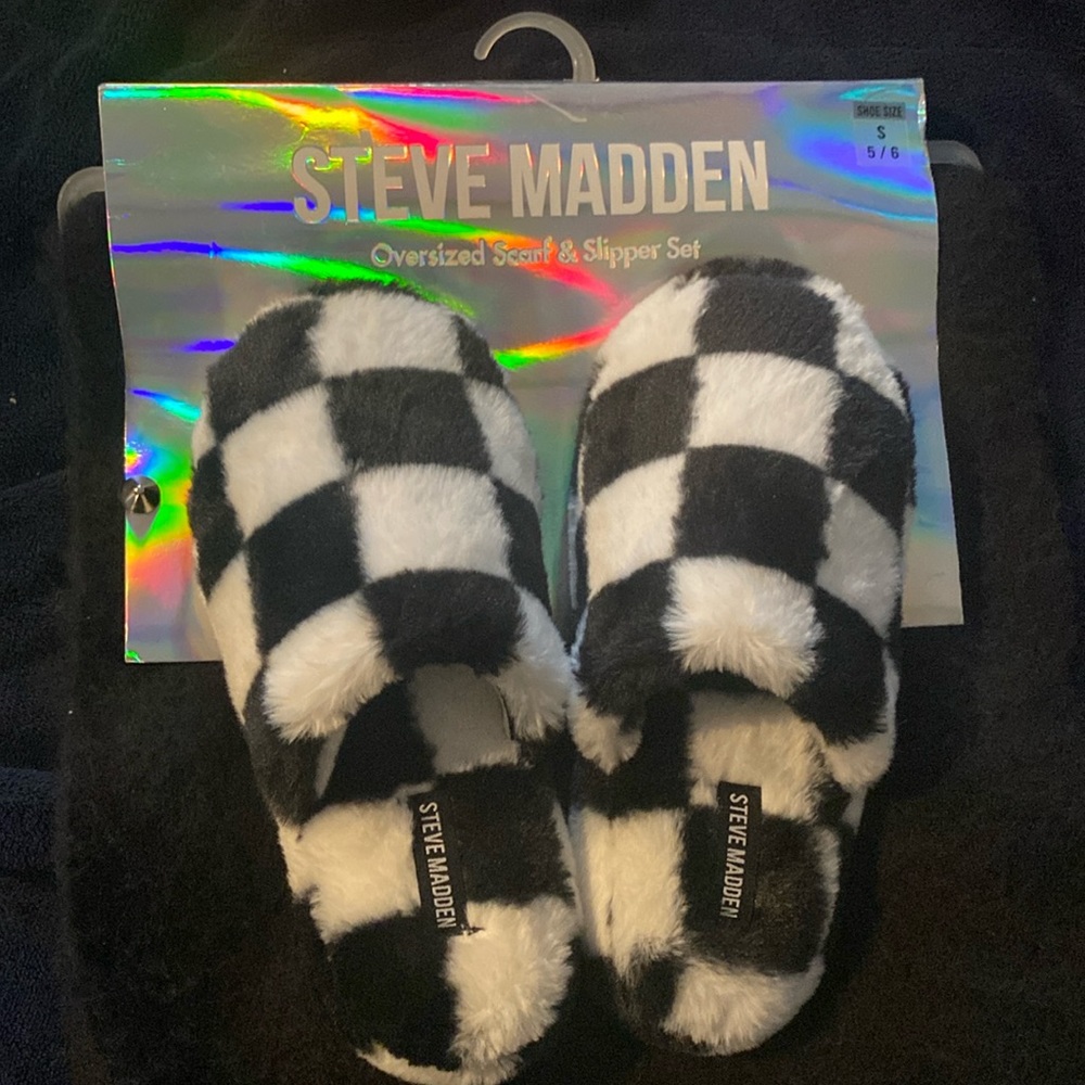 Steve Madden oversized scarf and slipper set 5/6